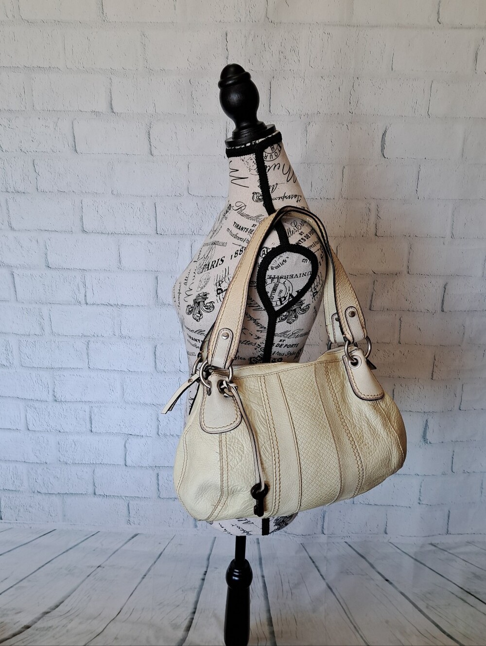 FIRM. Lg Fossil $300 beige shoulder bag